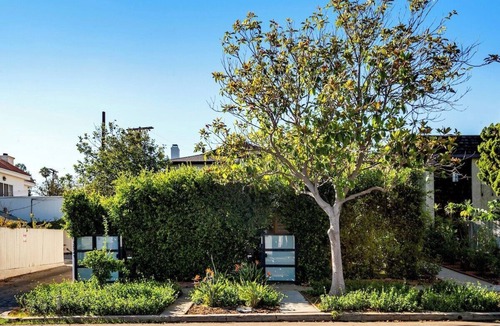 West Los Angeles House | Comfort and Convenience in Brentwood 90049