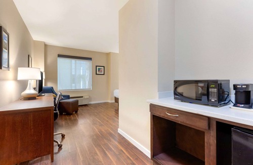Guasti Hotel | Comfort Inn & Suites near Ontario Airport