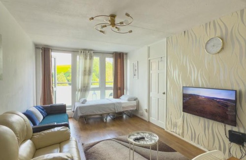 Westbourne Apartment | Comfortable 2BR London Stay 4 Beds Sleeps 5