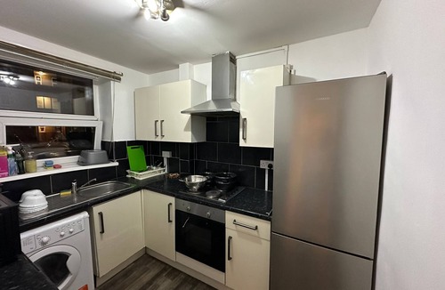 Whitechapel Apartment | Comfortable Budget Ensuite Room in East London 3