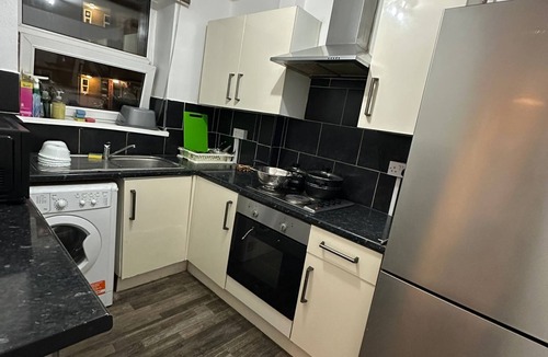 Whitechapel Apartment | Comfortable Budget Ensuite Room in East London 3