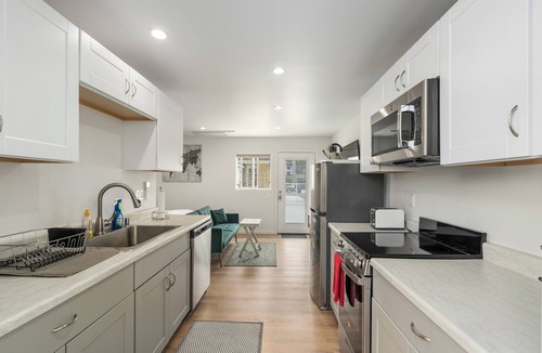 Redondo Beach Cottage | Comfortable cottage 1 mile from the beach