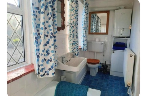 Wickwar Apartment | Comfortable double en-suite