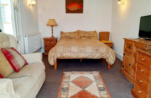Wickwar Apartment | Comfortable double en-suite