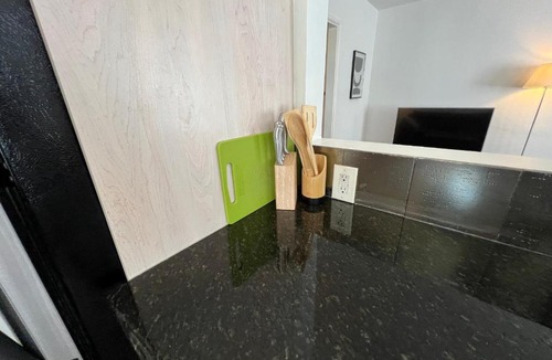 Norma Triangle Apartment | Comfortable & Hip 1 Bedroom Apartment at Center of WeHo