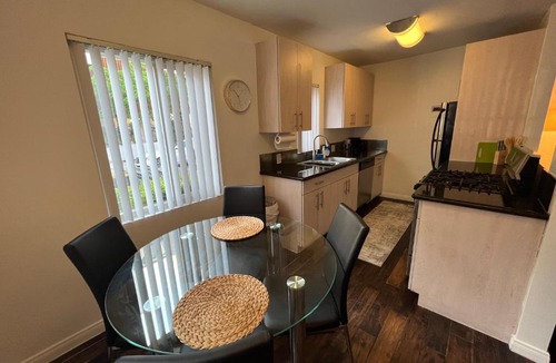Norma Triangle Apartment | Comfortable & Hip 1 Bedroom Apartment at Center of WeHo