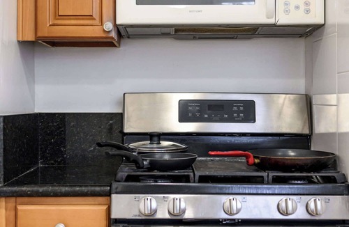 Alhambra House | Comfortable Home Near LA With Full Kitchen & Laundry