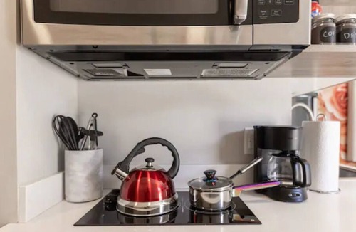 Mission Hills House | Comfortable King Bed Studio 💎 WiFi+Cable+Parking - Discounts For Longer Stays