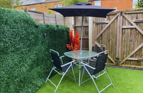 Newark upon Trent House | Comfy 2-Bed Home, Modern, Netflix, Free Parking, Garden | Nottingham NG6