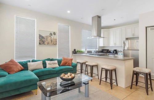 East Hollywood Apartment | Comfy 2bed apartment with Private Balcony, Rooftop, & A/C near Griffith Park