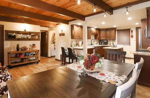 Fox Farm Cabin | Comfy Bear Cabin: Luxury! Outdoor Hot Tub! Pool Table! Propane BBQ! Roku, Cable, & WiFi!