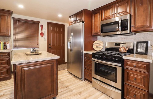 Fox Farm Cabin | Comfy Bear Cabin: Luxury! Outdoor Hot Tub! Pool Table! Propane BBQ! Roku, Cable, & WiFi!