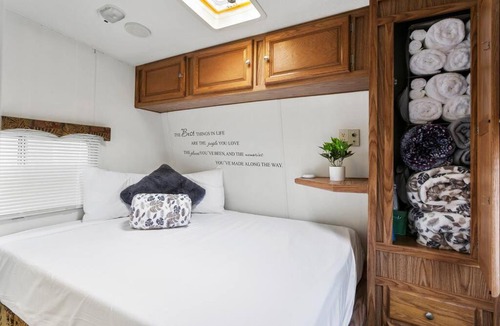 Corona House | Comfy Camper--Group, Family, Kid, & Pet-Friendly