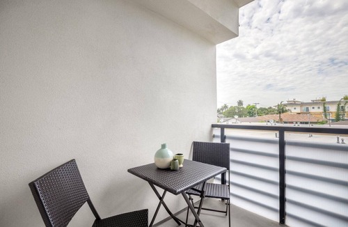 Mar Vista Apartment | Comfy Mar Vista 1BR w/in-unit W/D + Gym near Venice Beach by Blueground