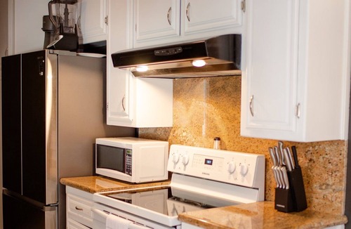 Ridgecrest Condo | Comfy Modern Mojave Condo w/Full Kitchen. Perfect for Pitstoppers & Long Term