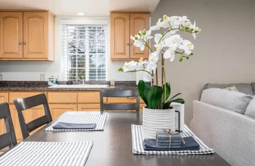 Madrona House | Comfy & Private 1 bedroom Guest House in Torrance