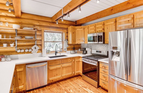 Pine Mountain Club Cabin | Community Pool: Modern Cabin in Pine Mountain Club