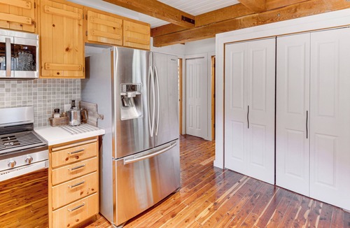 Pine Mountain Club Cabin | Community Pool: Modern Cabin in Pine Mountain Club