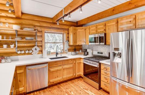 Pine Mountain Club House | Community Pool Modern Cabin in Pine Mountain Club