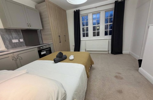 East Finchley Apartment | Compact Studio - Sleeps 2 - Parking