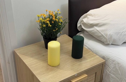 East Finchley Apartment | Compact Studio - Sleeps 2 - Parking