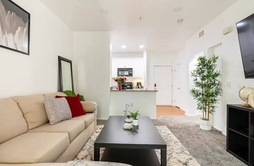 Airport Area Condo | Condo near beach/Airport/UCI Ideal For Long Stay