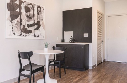 Little Tokyo Apartment | Contemporary 1BR, in unit Washer/Dryer, FREE parking with all amenities!