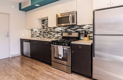 Little Tokyo Apartment | Contemporary 1BR, in unit Washer/Dryer, FREE parking with all amenities!