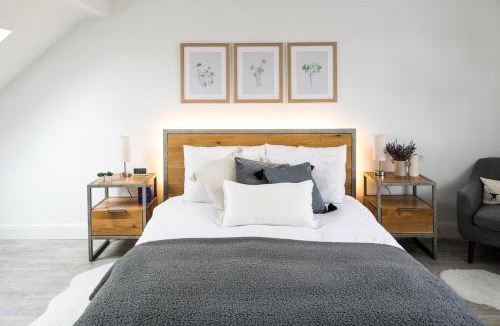 Woodhouse House | Contemporary 5 Bedroom with Garden North Finchley