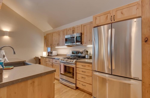Truckee House | Contemporary By Tahoe Getaways - Pet Friendly w/Hot Tub, HOA Pool