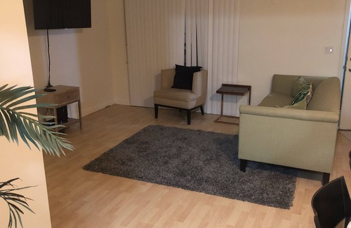 La Crescenta-Montrose Condo | Contemporary Condo near JPL/Universal Studios/Burbank/DTLA/Pasadena