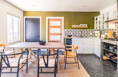 Bixby Knolls Villa | Contemporary Front House w Shared Patio