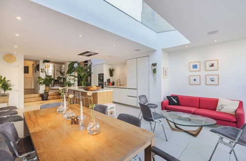 Thamesfield House | Contemporary Haven in Putney, by Veeve