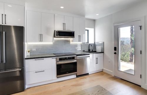 Woodland Hills House | Contemporary Woodland Hills Retreat Near US-101!