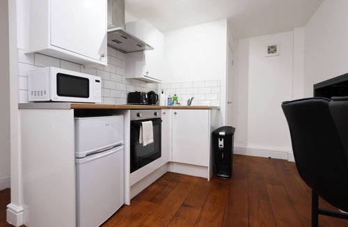 Margam Apartment | Contractor Studio Parking Smart TV & Kitchen