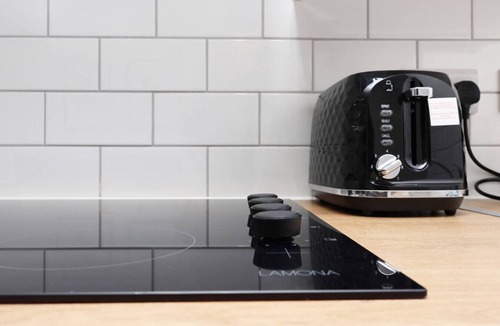 Margam Apartment | Contractor Studio Parking Smart TV & Kitchen