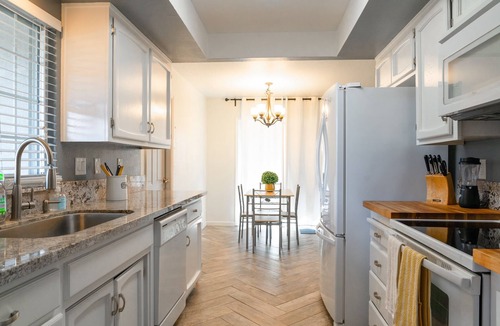 Modesto House | Conveniently located: Shopping, restaurants and best location for travel nurses!