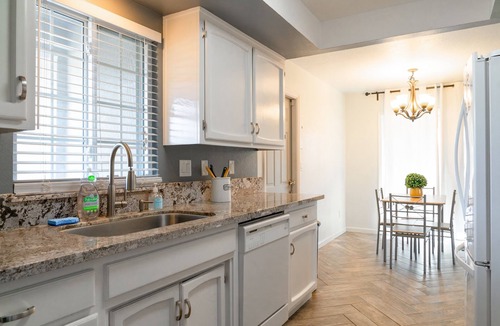 Modesto House | Conveniently located: Shopping, restaurants and best location for travel nurses!