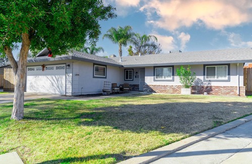 Modesto House | Conveniently located: Shopping, restaurants and best location for travel nurses!
