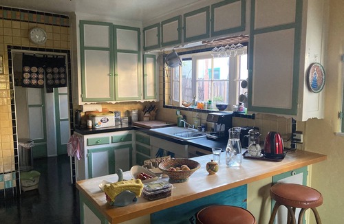 Carthay Circle House | Cool 30's 3 bdr Spanish House in Miracle Mile. Walk to Academy Museum and LACMA.