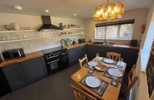 Devizes Cottage | Copper Cottage – Charming Central Devizes Retreat with Secluded Garden