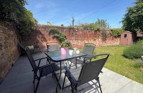 Devizes Cottage | Copper Cottage – Charming Central Devizes Retreat with Secluded Garden