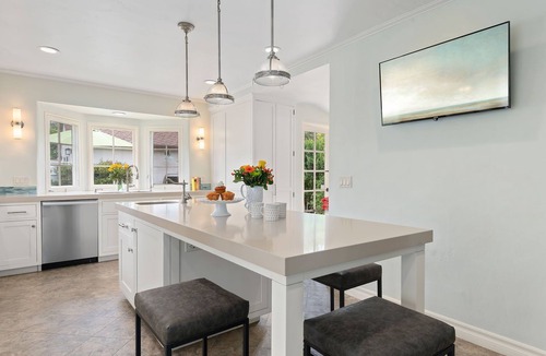 Montecito House | Coral Cottage- Just minutes away from Butterfly Beach & Montecito's Lower Village!