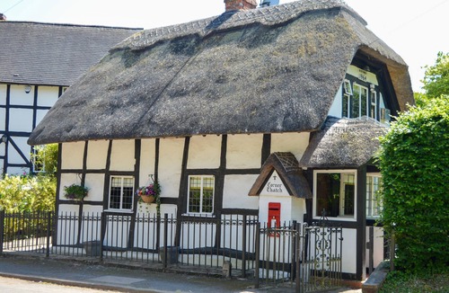 Harvington Cottage | Corner Thatch - Worcestershire, a charming cottage sleeps 4 guests in 2 bedrooms