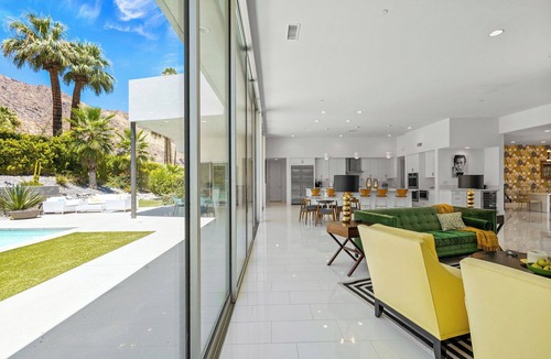 Historic Tennis Club House | 'Cosmopolitan' Walk to Palm Canyon!