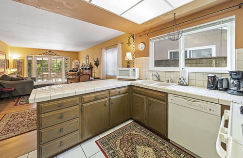 Westside Costa Mesa House | Costa mesa 4 bedroom home with Jacuzzi large yard next to a park.