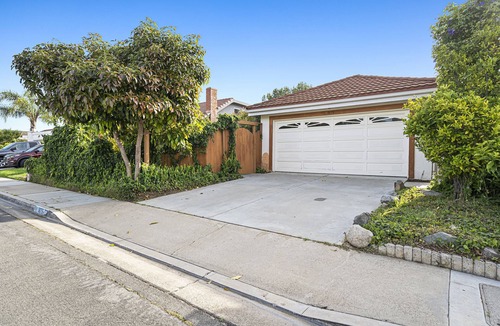 Westside Costa Mesa House | Costa mesa 4 bedroom home with Jacuzzi large yard next to a park.