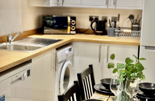 Shadwell Apartment | Cosy City Apartment with Free Parking & Netflix!