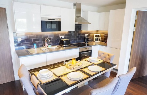 Collier's Wood Apartment | Cosy Colliers Wood Apartment with 2 Bedrooms