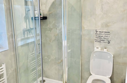 Hainault House | Cosy Ensuit in a calm environment, 1 min walk to bus stand, with free parking.